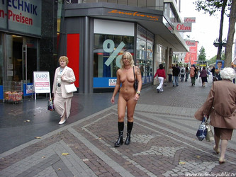 www.nude-in-public.tv/2005/Ela/Ela014.jpg